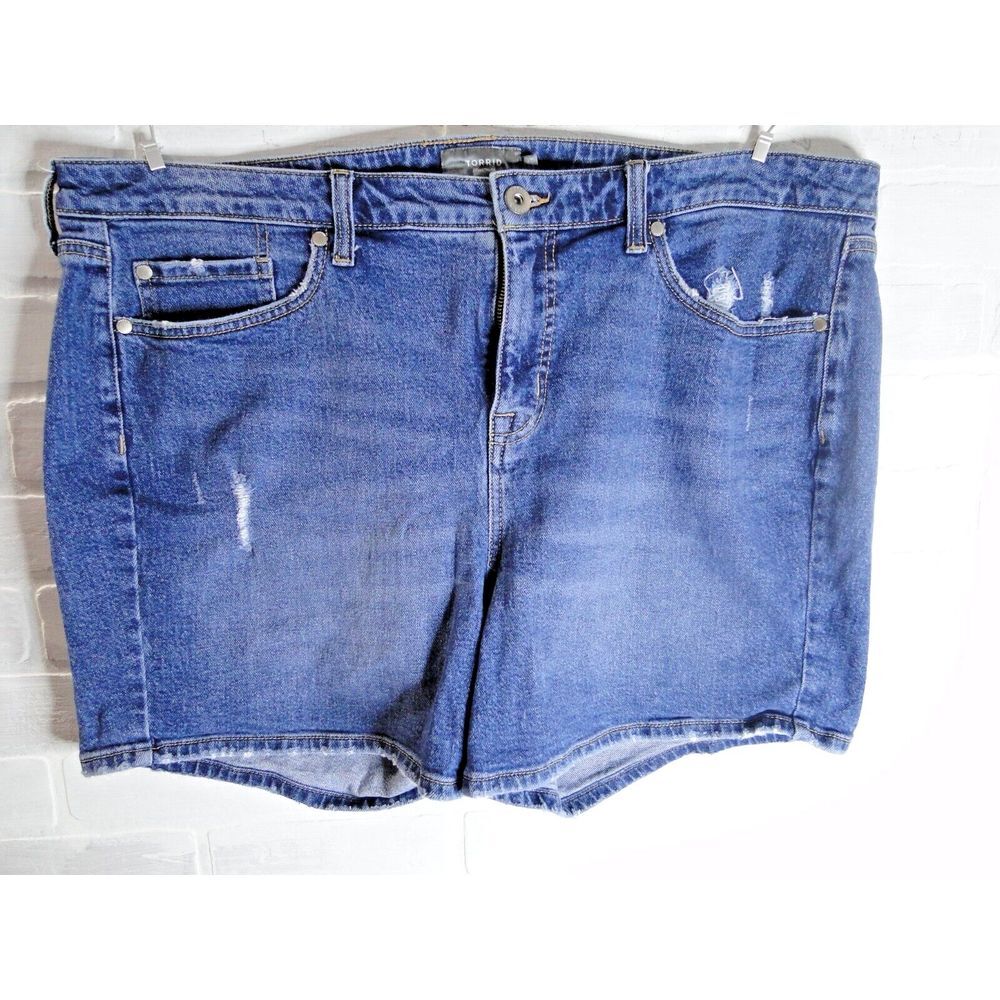 Torrid feel the fit distressed hem Medium wash denim shorts 20